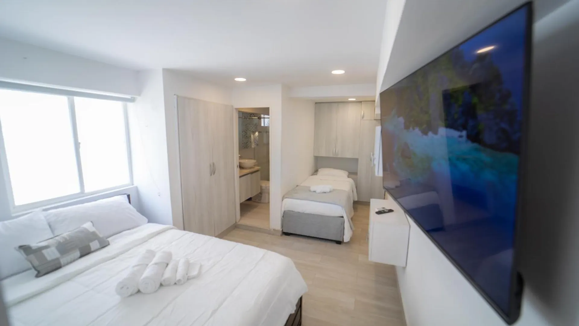 Nice Beach-Front Studio With 2 Beds, Aircon & More location