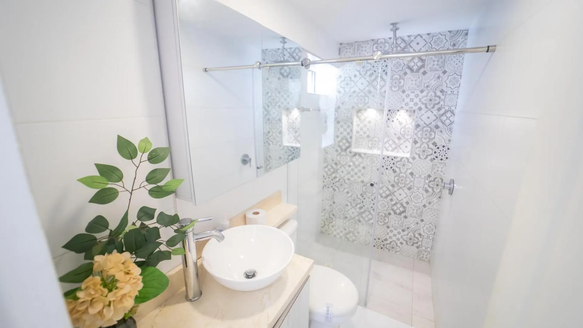 Nice Beach-Front Studio With 2 Beds, Aircon & More Cartagena Apartment